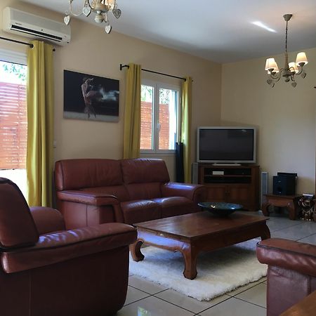 House With 5 Rooms In Etang Sale, With Wonderful Mountain View, Enclos Eksteriør bilde